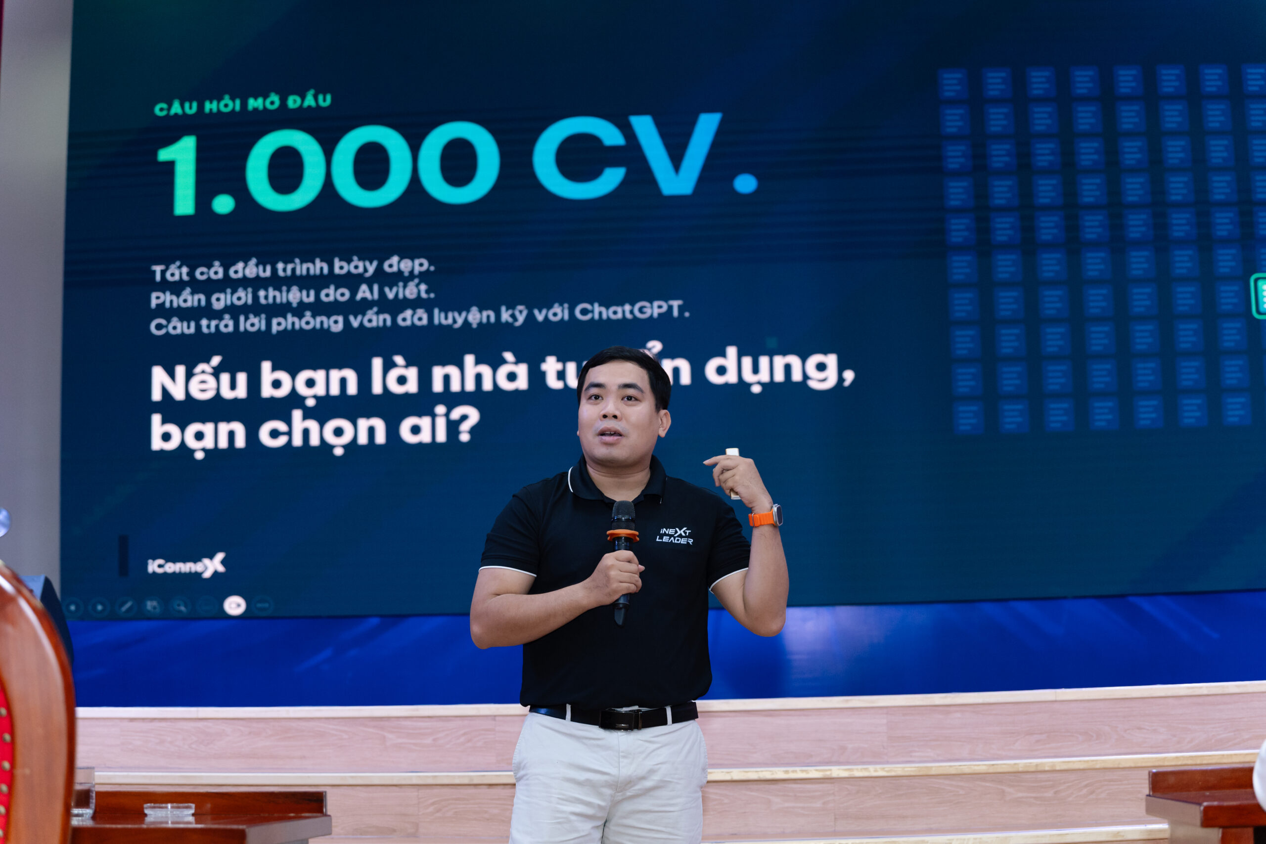 Diễn giả chia sẻ về xây dựng thương hiệu cá nhân và phát triển năng lực nghề nghiệp tại NEU