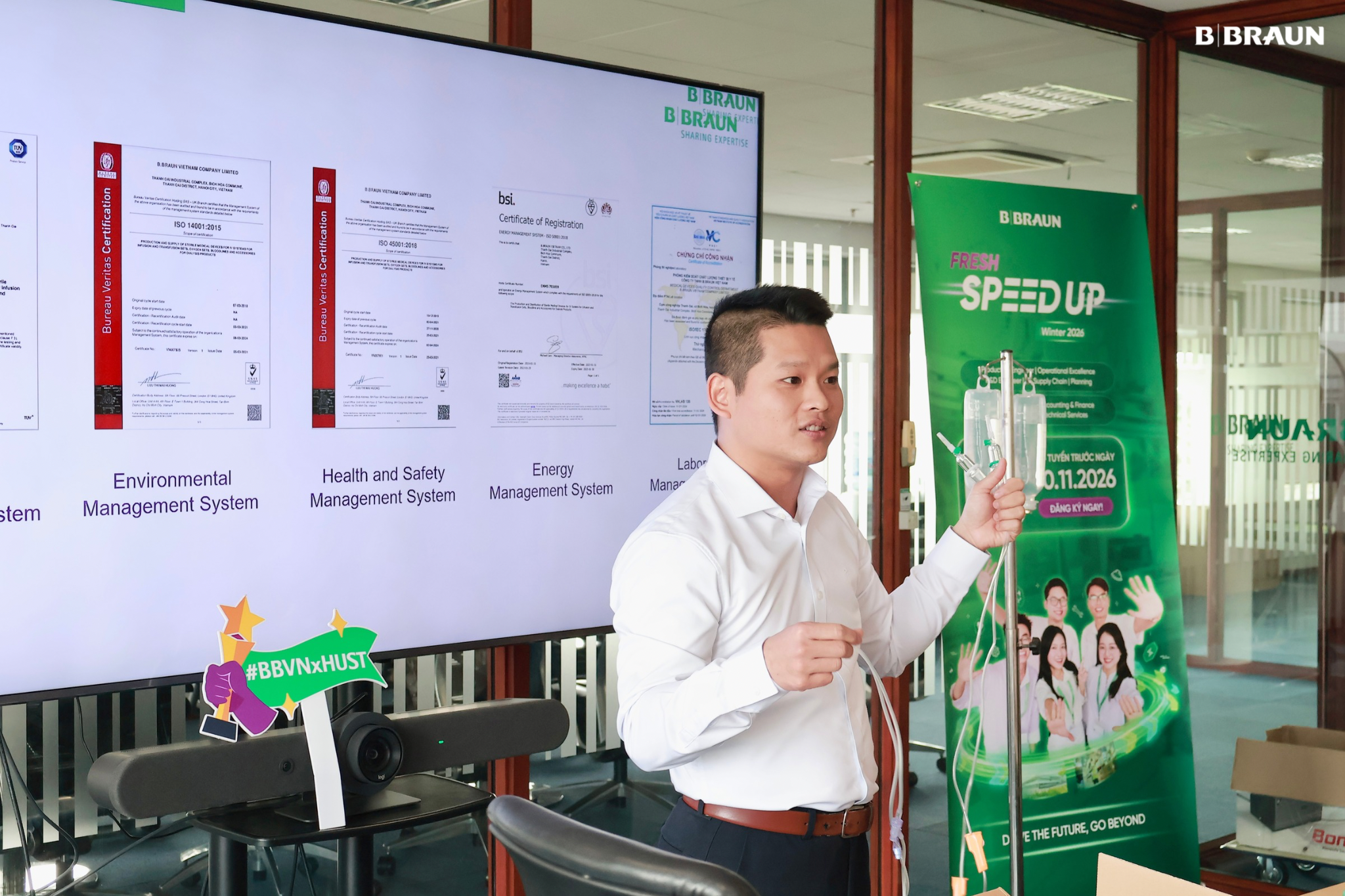 Sinh viên tìm hiểu công nghệ và sản phẩm y tế B. Braun Kỹ sư R&D B. Braun giới thiệu cấu tạo và nguyên lý hoạt động của thiết bị y tế cho sinh viên