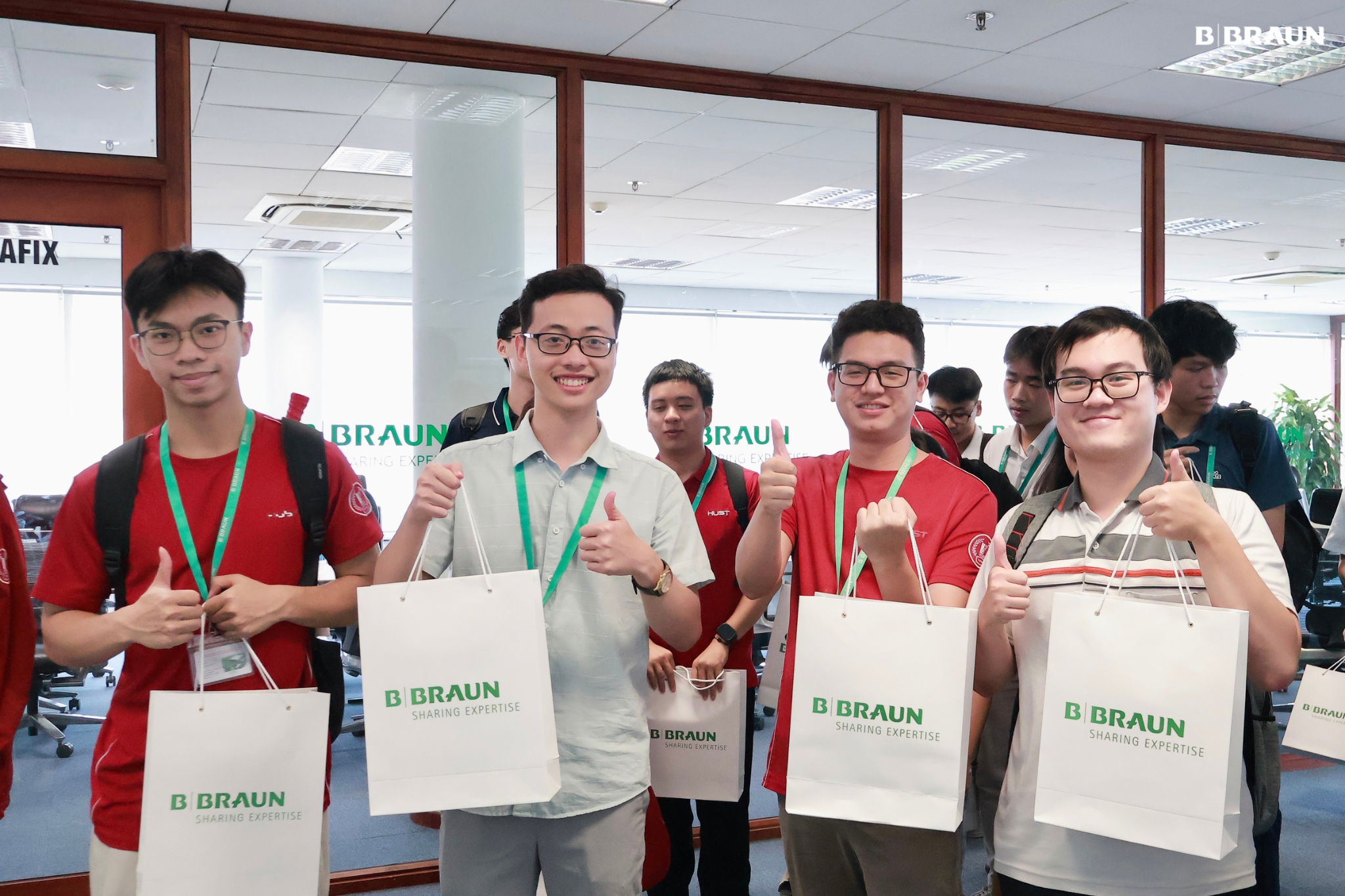 Hoạt động giao lưu cùng sinh viên trong Company Tour Sinh viên Bách khoa tham gia hoạt động giao lưu và nhận quà trong Company Tour B. Braun