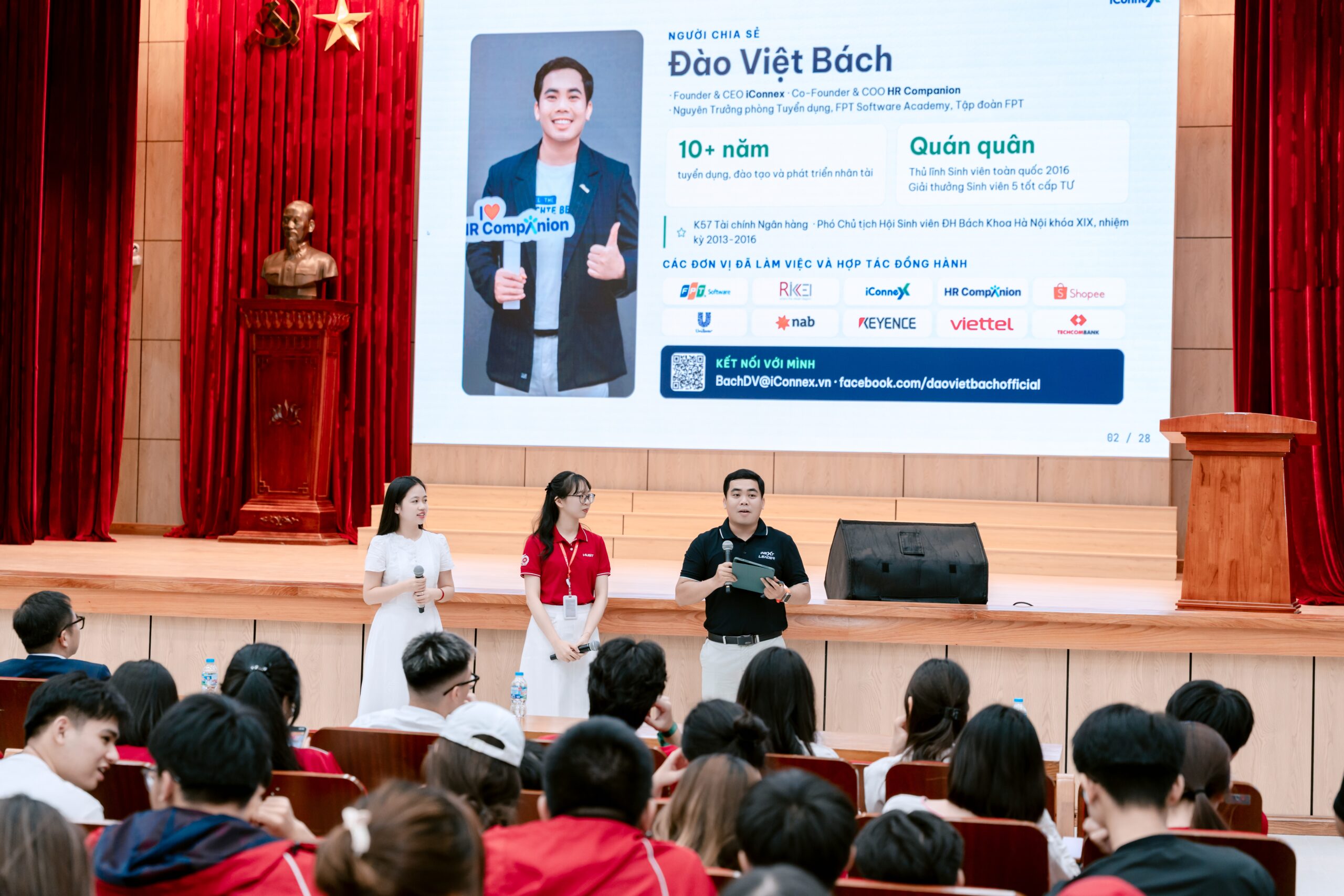 Tân sinh viên K71 theo dõi phần trình bày về phương pháp học tập và phát triển bản thân tại đại học