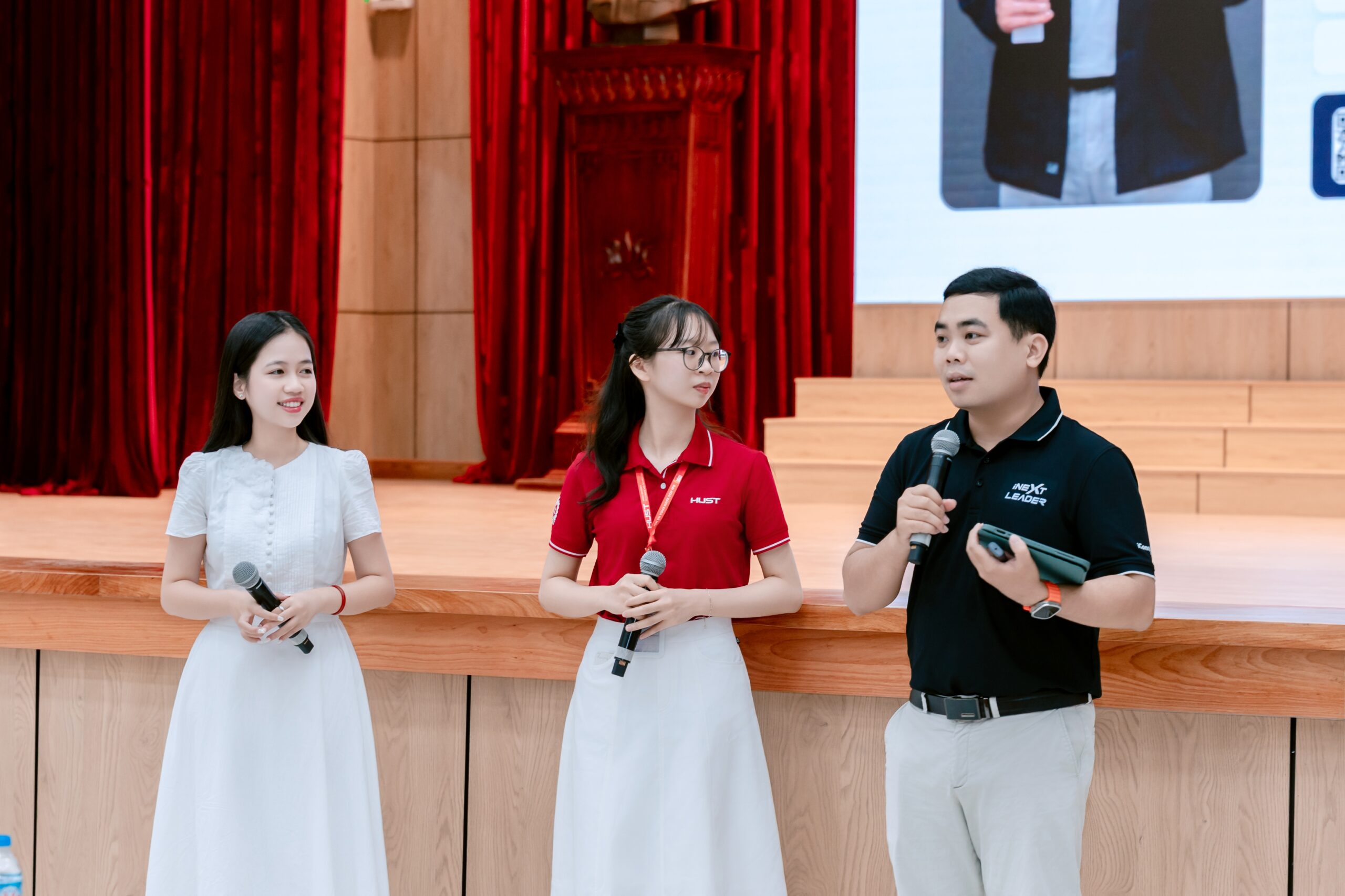 Không khí giao lưu và tương tác giữa diễn giả với tân sinh viên K71 trong chương trình K71 Survival Mode